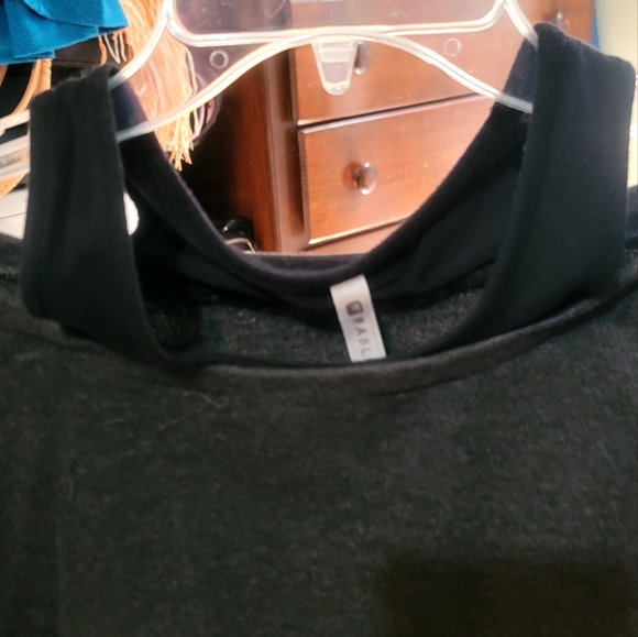 Fabletics Ladies Size Medium Black Grey Workout Top Cap Sleeves Round Neckline - Picture 5 of 16